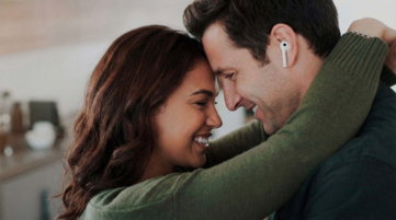 casal-com-fone-2.jpg